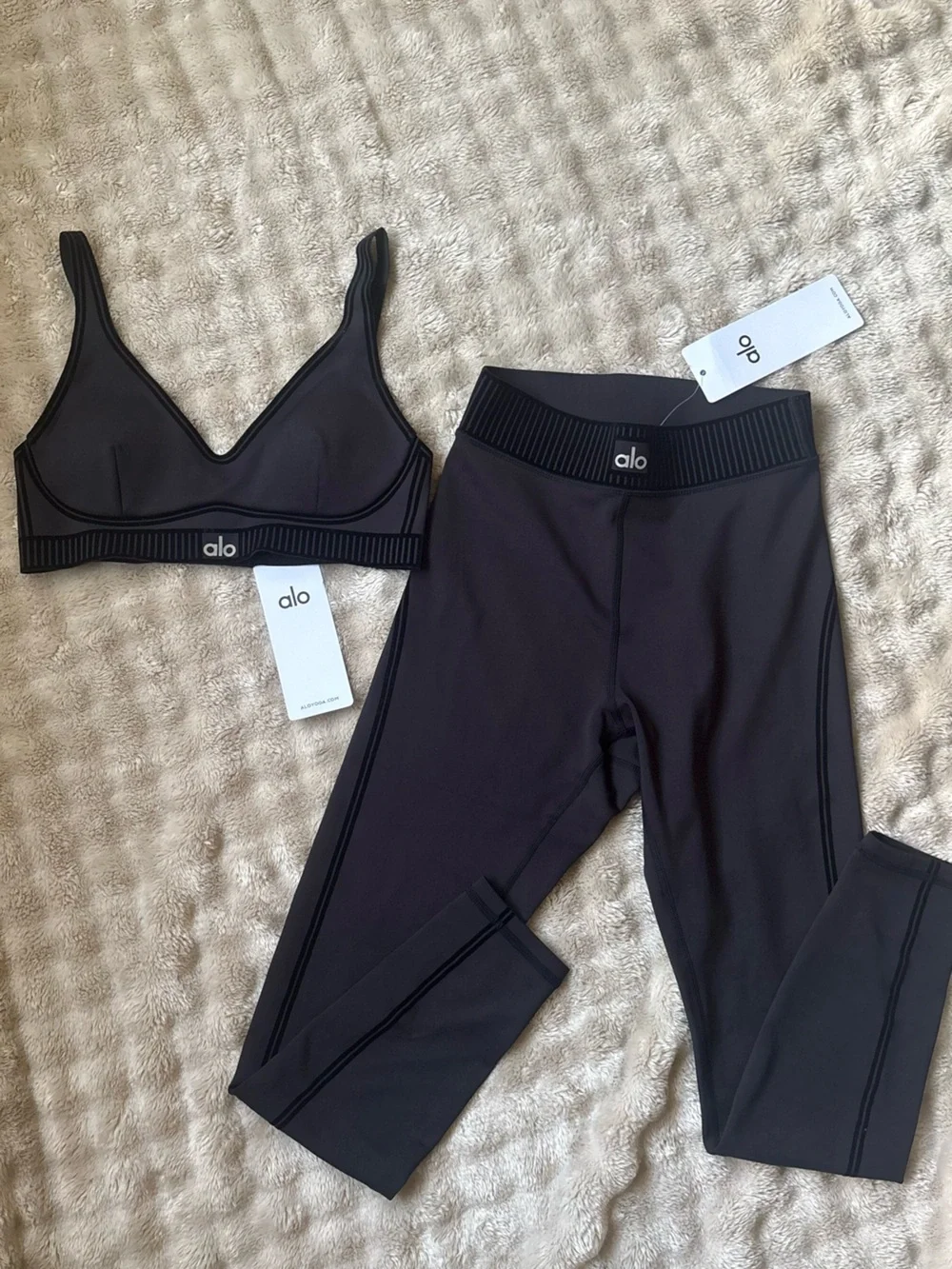 ALO Yoga airbrush heart throb set